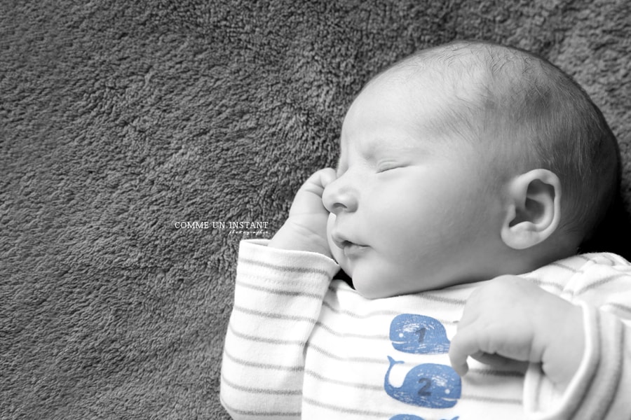 photographie nouveau né studio - bébé studio - nouveau né en train de dormir - bébé - nouveau né - couleur isolée - bébé en train de dormir - reportage photographe pour bebe - noir et blanc